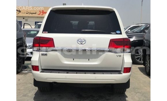 Acheter Import Voiture Toyota Land Cruiser Blanc à Import - Dubai, Somalie Acheter Import Voiture Toyota Land Cruiser Blanc à Import - Dubai, Somalie