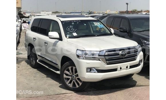 Acheter Import Voiture Toyota Land Cruiser Blanc à Import - Dubai, Somalie Acheter Import Voiture Toyota Land Cruiser Blanc à Import - Dubai, Somalie