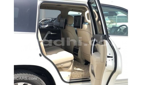 Acheter Import Voiture Toyota Land Cruiser Blanc à Import - Dubai, Somalie Acheter Import Voiture Toyota Land Cruiser Blanc à Import - Dubai, Somalie