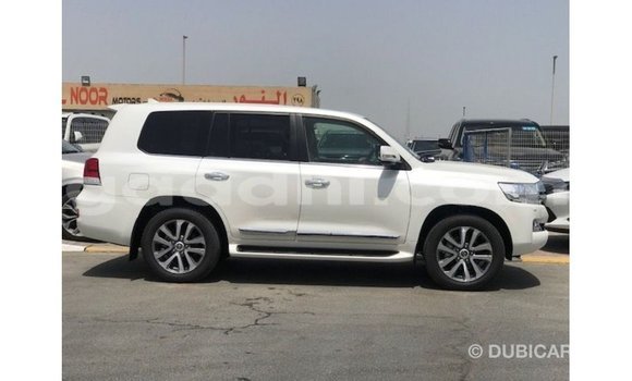 Acheter Import Voiture Toyota Land Cruiser Blanc à Import - Dubai, Somalie Acheter Import Voiture Toyota Land Cruiser Blanc à Import - Dubai, Somalie