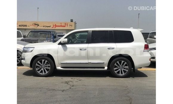 Acheter Import Voiture Toyota Land Cruiser Blanc à Import - Dubai, Somalie Acheter Import Voiture Toyota Land Cruiser Blanc à Import - Dubai, Somalie