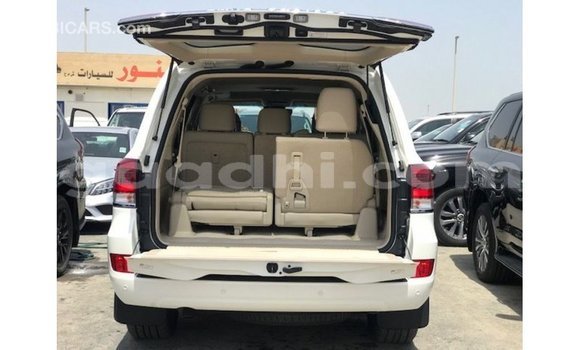 Acheter Import Voiture Toyota Land Cruiser Blanc à Import - Dubai, Somalie Acheter Import Voiture Toyota Land Cruiser Blanc à Import - Dubai, Somalie