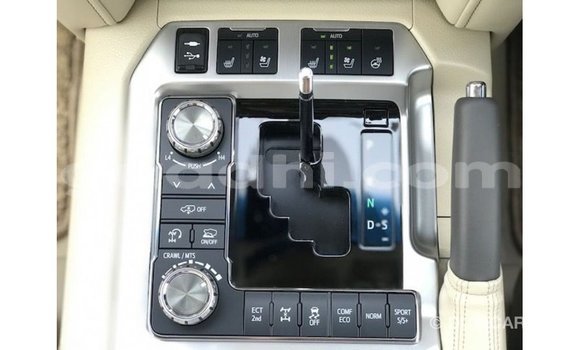 Acheter Import Voiture Toyota Land Cruiser Blanc à Import - Dubai, Somalie Acheter Import Voiture Toyota Land Cruiser Blanc à Import - Dubai, Somalie