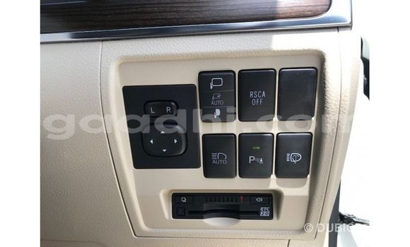 Acheter Import Voiture Toyota Land Cruiser Blanc à Import - Dubai, Somalie Acheter Import Voiture Toyota Land Cruiser Blanc à Import - Dubai, Somalie