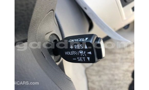 Acheter Import Voiture Toyota Land Cruiser Blanc à Import - Dubai, Somalie Acheter Import Voiture Toyota Land Cruiser Blanc à Import - Dubai, Somalie