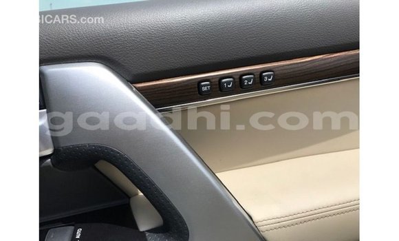 Acheter Import Voiture Toyota Land Cruiser Blanc à Import - Dubai, Somalie Acheter Import Voiture Toyota Land Cruiser Blanc à Import - Dubai, Somalie