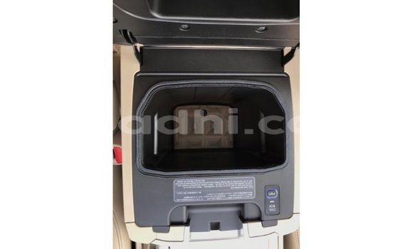 Acheter Import Voiture Toyota Land Cruiser Blanc à Import - Dubai, Somalie Acheter Import Voiture Toyota Land Cruiser Blanc à Import - Dubai, Somalie