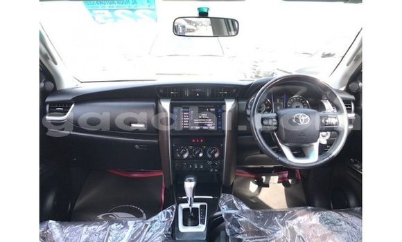 Acheter Import Voiture Toyota Fortuner Blanc à Import - Dubai, Somalie Acheter Import Voiture Toyota Fortuner Blanc à Import - Dubai, Somalie
