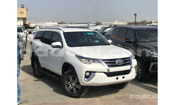 Acheter Import Voiture Toyota Fortuner Blanc à Import - Dubai, Somalie Acheter Import Voiture Toyota Fortuner Blanc à Import - Dubai, Somalie