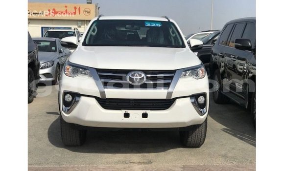 Acheter Import Voiture Toyota Fortuner Blanc à Import - Dubai, Somalie Acheter Import Voiture Toyota Fortuner Blanc à Import - Dubai, Somalie