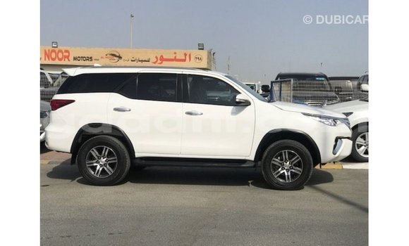Acheter Import Voiture Toyota Fortuner Blanc à Import - Dubai, Somalie Acheter Import Voiture Toyota Fortuner Blanc à Import - Dubai, Somalie