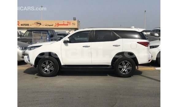 Acheter Import Voiture Toyota Fortuner Blanc à Import - Dubai, Somalie Acheter Import Voiture Toyota Fortuner Blanc à Import - Dubai, Somalie