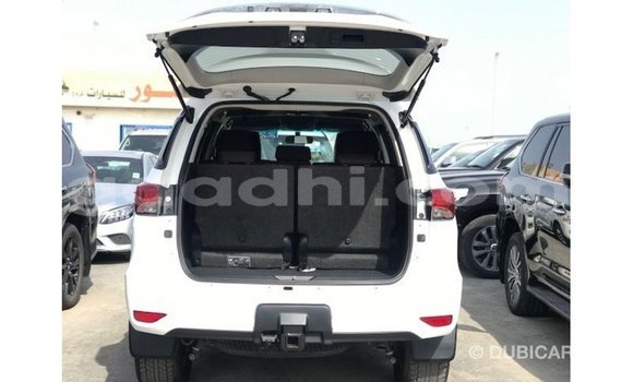 Acheter Import Voiture Toyota Fortuner Blanc à Import - Dubai, Somalie Acheter Import Voiture Toyota Fortuner Blanc à Import - Dubai, Somalie