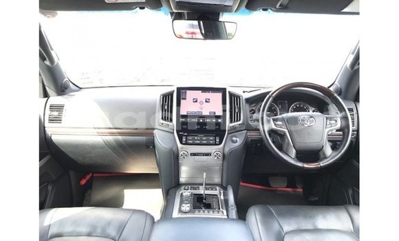 Acheter Import Voiture Toyota Land Cruiser Blanc à Import - Dubai, Somalie Acheter Import Voiture Toyota Land Cruiser Blanc à Import - Dubai, Somalie