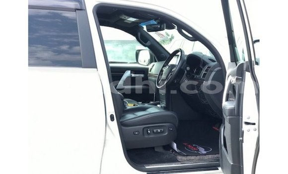 Acheter Import Voiture Toyota Land Cruiser Blanc à Import - Dubai, Somalie Acheter Import Voiture Toyota Land Cruiser Blanc à Import - Dubai, Somalie