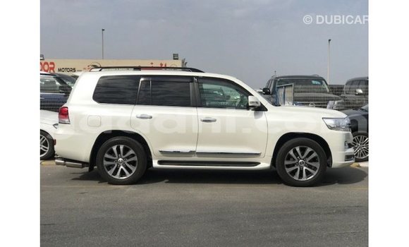 Acheter Import Voiture Toyota Land Cruiser Blanc à Import - Dubai, Somalie Acheter Import Voiture Toyota Land Cruiser Blanc à Import - Dubai, Somalie
