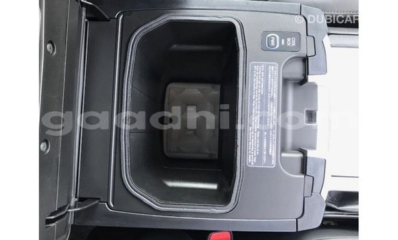 Acheter Import Voiture Toyota Land Cruiser Blanc à Import - Dubai, Somalie Acheter Import Voiture Toyota Land Cruiser Blanc à Import - Dubai, Somalie