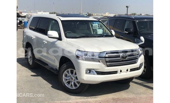 Acheter Import Voiture Toyota Land Cruiser Blanc à Import - Dubai, Somalie Acheter Import Voiture Toyota Land Cruiser Blanc à Import - Dubai, Somalie