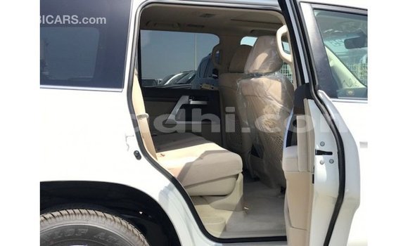 Acheter Import Voiture Toyota Land Cruiser Blanc à Import - Dubai, Somalie Acheter Import Voiture Toyota Land Cruiser Blanc à Import - Dubai, Somalie