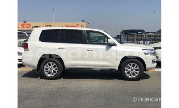 Acheter Import Voiture Toyota Land Cruiser Blanc à Import - Dubai, Somalie Acheter Import Voiture Toyota Land Cruiser Blanc à Import - Dubai, Somalie