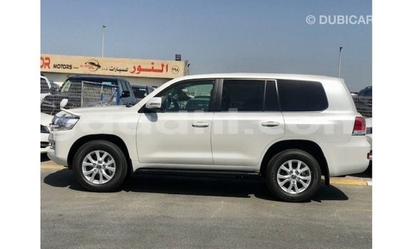 Acheter Import Voiture Toyota Land Cruiser Blanc à Import - Dubai, Somalie Acheter Import Voiture Toyota Land Cruiser Blanc à Import - Dubai, Somalie