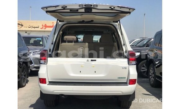 Acheter Import Voiture Toyota Land Cruiser Blanc à Import - Dubai, Somalie Acheter Import Voiture Toyota Land Cruiser Blanc à Import - Dubai, Somalie