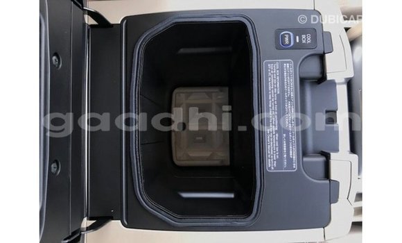 Acheter Import Voiture Toyota Land Cruiser Blanc à Import - Dubai, Somalie Acheter Import Voiture Toyota Land Cruiser Blanc à Import - Dubai, Somalie