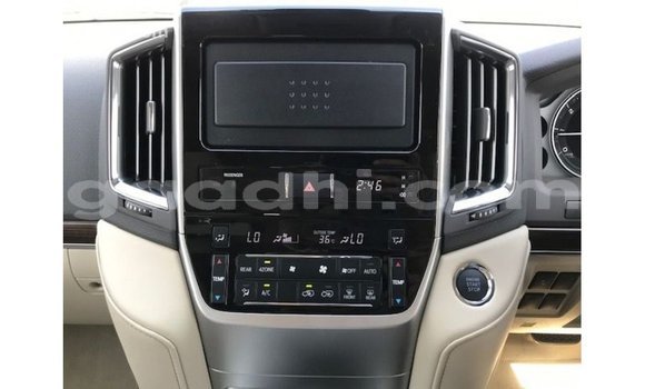 Acheter Import Voiture Toyota Land Cruiser Blanc à Import - Dubai, Somalie Acheter Import Voiture Toyota Land Cruiser Blanc à Import - Dubai, Somalie