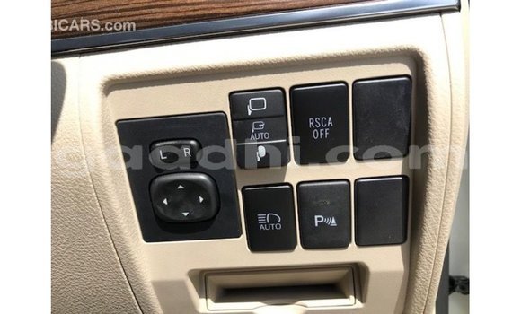 Acheter Import Voiture Toyota Land Cruiser Blanc à Import - Dubai, Somalie Acheter Import Voiture Toyota Land Cruiser Blanc à Import - Dubai, Somalie