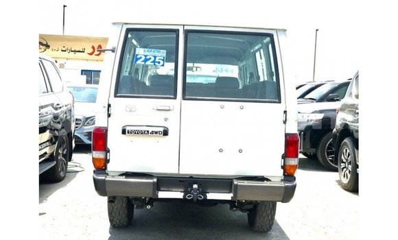 ይግዙ Imported Toyota Land Cruiser ነጭ መኪና በ Import - Dubai በ ሶማሊያ ይግዙ Imported Toyota Land Cruiser ነጭ መኪና በ Import - Dubai በ ሶማሊያ
