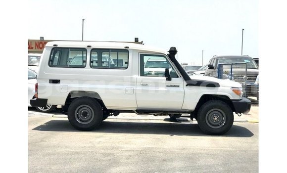ይግዙ Imported Toyota Land Cruiser ነጭ መኪና በ Import - Dubai በ ሶማሊያ ይግዙ Imported Toyota Land Cruiser ነጭ መኪና በ Import - Dubai በ ሶማሊያ