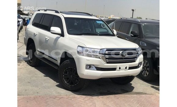ይግዙ Imported Toyota Land Cruiser ነጭ መኪና በ Import - Dubai በ ሶማሊያ ይግዙ Imported Toyota Land Cruiser ነጭ መኪና በ Import - Dubai በ ሶማሊያ