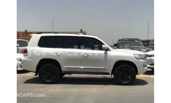 ይግዙ Imported Toyota Land Cruiser ነጭ መኪና በ Import - Dubai በ ሶማሊያ ይግዙ Imported Toyota Land Cruiser ነጭ መኪና በ Import - Dubai በ ሶማሊያ