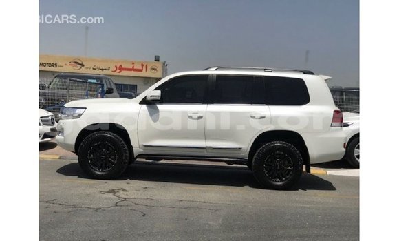 ይግዙ Imported Toyota Land Cruiser ነጭ መኪና በ Import - Dubai በ ሶማሊያ ይግዙ Imported Toyota Land Cruiser ነጭ መኪና በ Import - Dubai በ ሶማሊያ
