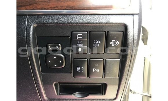 ይግዙ Imported Toyota Land Cruiser ነጭ መኪና በ Import - Dubai በ ሶማሊያ ይግዙ Imported Toyota Land Cruiser ነጭ መኪና በ Import - Dubai በ ሶማሊያ