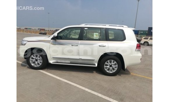 ይግዙ Imported Toyota Land Cruiser ነጭ መኪና በ Import - Dubai በ ሶማሊያ ይግዙ Imported Toyota Land Cruiser ነጭ መኪና በ Import - Dubai በ ሶማሊያ