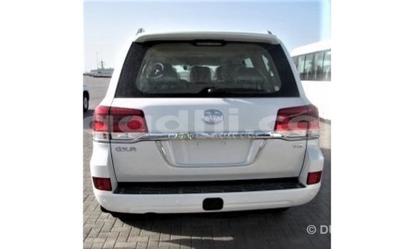 ይግዙ Imported Toyota Land Cruiser ነጭ መኪና በ Import - Dubai በ ሶማሊያ ይግዙ Imported Toyota Land Cruiser ነጭ መኪና በ Import - Dubai በ ሶማሊያ