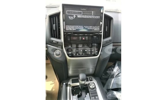 ይግዙ Imported Toyota Land Cruiser ነጭ መኪና በ Import - Dubai በ ሶማሊያ ይግዙ Imported Toyota Land Cruiser ነጭ መኪና በ Import - Dubai በ ሶማሊያ