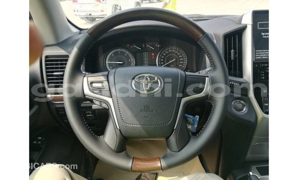 ይግዙ Imported Toyota Land Cruiser ነጭ መኪና በ Import - Dubai በ ሶማሊያ ይግዙ Imported Toyota Land Cruiser ነጭ መኪና በ Import - Dubai በ ሶማሊያ