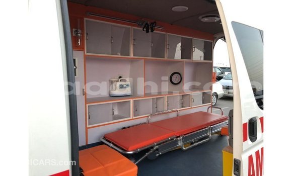 Acheter Import Voiture Toyota Hiace Blanc à Import - Dubai, Somalie Acheter Import Voiture Toyota Hiace Blanc à Import - Dubai, Somalie