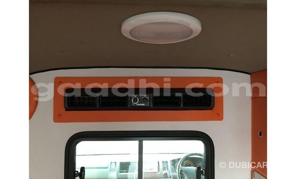 Acheter Import Voiture Toyota Hiace Blanc à Import - Dubai, Somalie Acheter Import Voiture Toyota Hiace Blanc à Import - Dubai, Somalie