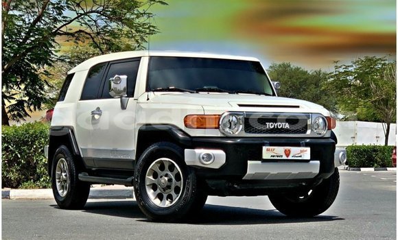 Imported Toyota FJ Cruiser White Makiinaa iti Import - Dubai keessatti Somalia keessatti