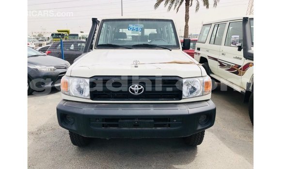 Imported Toyota Land Cruiser White Makiinaa iti Import - Dubai keessatti Somalia keessatti Imported Toyota Land Cruiser White Makiinaa iti Import - Dubai keessatti Somalia keessatti