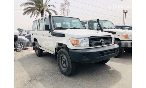 Imported Toyota Land Cruiser White Makiinaa iti Import - Dubai keessatti Somalia keessatti Imported Toyota Land Cruiser White Makiinaa iti Import - Dubai keessatti Somalia keessatti