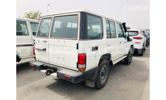 Imported Toyota Land Cruiser White Makiinaa iti Import - Dubai keessatti Somalia keessatti Imported Toyota Land Cruiser White Makiinaa iti Import - Dubai keessatti Somalia keessatti