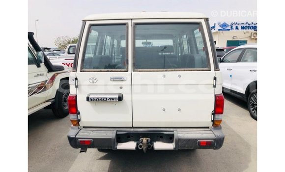 Imported Toyota Land Cruiser White Makiinaa iti Import - Dubai keessatti Somalia keessatti Imported Toyota Land Cruiser White Makiinaa iti Import - Dubai keessatti Somalia keessatti