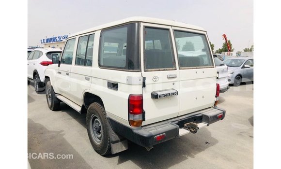 Imported Toyota Land Cruiser White Makiinaa iti Import - Dubai keessatti Somalia keessatti Imported Toyota Land Cruiser White Makiinaa iti Import - Dubai keessatti Somalia keessatti
