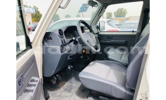Imported Toyota Land Cruiser White Makiinaa iti Import - Dubai keessatti Somalia keessatti Imported Toyota Land Cruiser White Makiinaa iti Import - Dubai keessatti Somalia keessatti