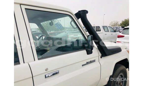 Imported Toyota Land Cruiser White Makiinaa iti Import - Dubai keessatti Somalia keessatti Imported Toyota Land Cruiser White Makiinaa iti Import - Dubai keessatti Somalia keessatti