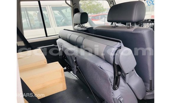 Imported Toyota Land Cruiser White Makiinaa iti Import - Dubai keessatti Somalia keessatti Imported Toyota Land Cruiser White Makiinaa iti Import - Dubai keessatti Somalia keessatti